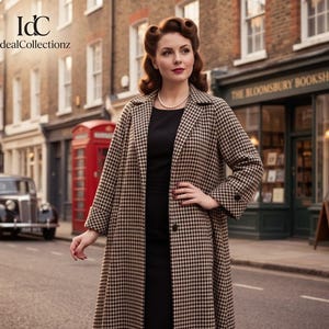 Pode incluir: Uma mulher usa um casaco comprido, com padrão de pata de galinha, castanho e creme, sobre um vestido preto. A cena passa-se numa rua de Londres, com uma cabine telefónica vermelha e um carro antigo. O casaco tem um design clássico.