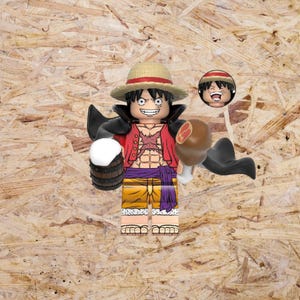 Puede incluir: Una figura estilo Lego de un personaje de la serie de anime One Piece. La figura lleva un sombrero de paja, una chaqueta roja y pantalones amarillos. Sostiene una jarra de cerveza y un gran trozo de carne. También se incluye una segunda cabeza.