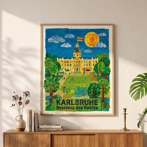 Könnte beinhalten: Ein gerahmter Kunstdruck von Karlsruhe, Deutschland, mit einem gelben Palast mit einer rot-gelben Flagge, einer leuchtend gelben Sonne und grünen Bäumen. Der Text "KARLSRUHE Residenz des Rechts" steht unten. Das Kunstwerk wird auf einem Holzschrank mit einer Zimmerpflanze ausgestellt.
