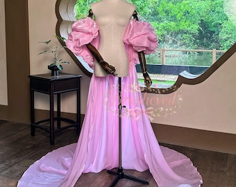 Capa de boda rosa rubor brillante: Capa nupcial de satén brillante con hombros descubiertos y cola de novia