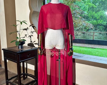 Burgundowy szyfonowy welon ślubny: szal na suknię boho