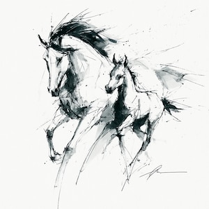 Può includere: Un'illustrazione a inchiostro bianco e nero che raffigura un cavallo e un puledro che corrono fianco a fianco. L'opera presenta pennellate espressive e schizzi che definiscono le forme degli animali su uno sfondo bianco uniforme.