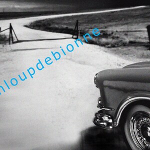 Packard Caribean an einsamer Küstenstraße – Schwarz-Weiß Wandbild / Cinematische Fotokunst