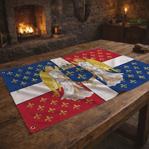 Op de afbeelding: Een rechthoekige vlag met een ontwerp in blauw, wit en rood. De blauwe secties zijn versierd met gouden fleur-de-lis symbolen. De vlag heeft ook een centraal embleem met engelen, een kroon en een schild.