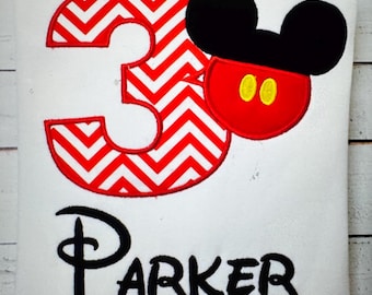Camiseta de cumpleaños personalizada de Mickey Mouse, número personalizado, diseño de chevrón, nombre bordado.