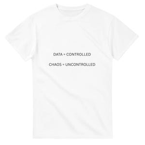Peut inclure: T-shirt blanc avec l'inscription noire "DATA = CONTROLLED" et "CHAOS = UNCONTROLLED". Le t-shirt est de style col rond.