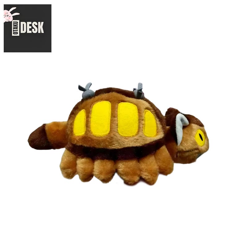 Puede incluir: Un peluche con forma de criatura marr&oacute;n y beige con detalles amarillos. El juguete tiene un cuerpo redondeado con m&uacute;ltiples patas, una cabeza con un solo ojo y dos peque&ntilde;as antenas. El juguete est&aacute; dise&ntilde;ado para parecerse a un personaje de una pel&iacute;cula de animaci&oacute;n.