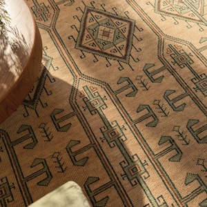 Könnte beinhalten: Eine weiße Keramik-Tasse mit schwarzem Henkel und dem Text "But First, Coffee" in schwarzer, fetter Schrift. Die Tasse steht auf einer Holzoberfläche. Die Tasse ist etwa 10 cm hoch.