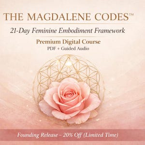 Może przedstawiać: Reklama kursu cyfrowego na tle w delikatnym różu. Tekst głosi "THE MAGDALENE CODES™" i "21-Day Feminine Embodiment Framework". Różowa róża znajduje się pośrodku pod geometrycznym wzorem. Kurs zawiera pliki PDF i nagrania audio.