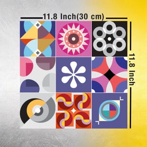 Puede incluir: Una baldosa decorativa cuadrada con un diseño geométrico, que mide 30 cm por lado. La baldosa está dividida en nueve cuadrados más pequeños, cada uno con un patrón abstracto único en varios colores, incluyendo azul, rosa y naranja.