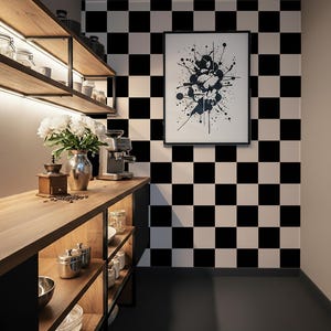 Könnte beinhalten: Ein modernes Kücheninterieur mit einer schwarz-weiß karierten Wand. Ein gerahmtes abstraktes Kunstwerk hängt an der Wand. Holzregale mit Gläsern und eine Kaffeeecke mit einer Mühle und einer Espressomaschine sind zu sehen. Eine Vase mit weißen Blumen steht auf der Theke.