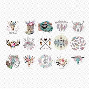 Könnte beinhalten: Eine Sammlung von fünfzehn einzelnen grafischen Aufklebern mit Illustrationen von Kuhschädeln, Blumenarrangements, Federn, Pfeilen, einem Lastwagen mit dem Text Gypsy Girl sowie den Schriftzügen Wild and Free, Dream On und Boho auf weißem Gitter.