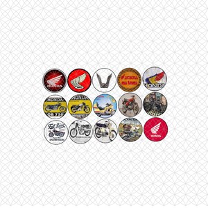 Peut inclure: Une collection de quinze autocollants circulaires présentant divers logos de motos Honda, des illustrations de motos anciennes et des images de motos classiques dans des designs rouges, blancs, noirs et multicolores, disposés en grille.