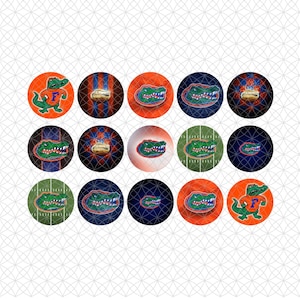 Peut inclure: Une collection de quinze boutons circulaires présentant divers logos et mascottes de l'équipe sportive Florida Gators. Les motifs incluent la mascotte alligator, la lettre F et le logo de l'équipe sur des fonds orange, bleu et vert à motifs.