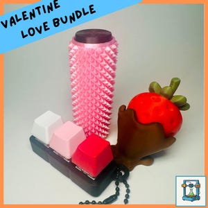 Puede incluir: Un conjunto de San Valentín con un jarrón rosa puntiagudo, un objeto rojo con forma de fresa sostenido por una mano marrón y tres teclas de teclado en blanco, rosa y rojo. El texto "VALENTINE LOVE BUNDLE" está en la parte superior.