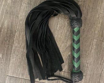 Rindsleder Flogger 25 Tails | BDSM Flogger | Bondage Spanking Peitsche | Handgefertigte Leder Flogger | Peitsche | Schwere Lederpeitsche