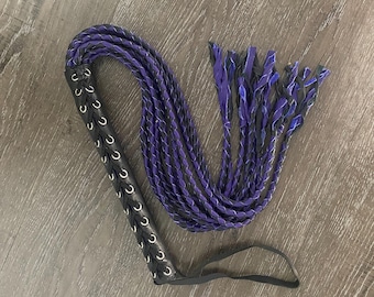 Handgefertigte Echtleder Flogger Lila Schwarz 9 Tail Whip mit Handschlaufe Strapazierfähiges geflochtenes Leder Rollenspiel Sensorisches Accessoire Geschenk für Paare