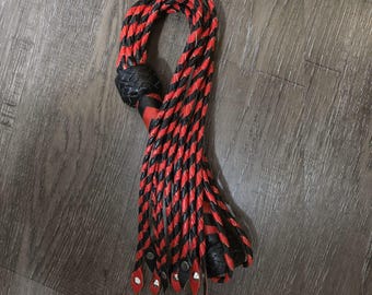 Handgefertigte Leder Flogger BDSM Rollenspiel Ausrüstung Echtes Rindsleder Leder Flogger Geflochtener Griff Fetisch Ausrüstung Leder Peitsche Handgefertigtes Spielzeug für Erwachsene