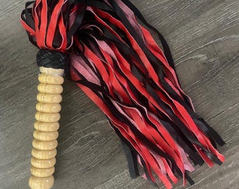 Handgefertigte Leder Flogger 50 Tails Rot & Schwarz BDSM Peitsche | Echtes Rindsleder Bondage Flogger | Fetisch-Schlag-Spiel-Peitsche | Hochwertiges BDSM Zubehör