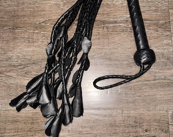 Handgefertigte schwarze Leder Flogger Rose Peitsche, schwarze Rosen Blütenblatt Design, 24 "Rindleder Tails, 9" geflochtener Griff, Thuddy Auswirkungen Spielen Lederpeitsche