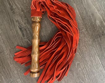 Echtes Wildleder Flogger 68 cm | BDSM Flogger | Bondage Spanking Peitsche | 50 Falls Flogger | Handgefertigte Lederpeitsche | Rollenspiel Zubehör