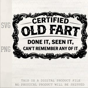 Może przedstawiać: Czarno-biały cyfrowy projekt z napisem "CERTIFIED OLD FART" w ozdobnej ramce. Poniżej tekst: "DONE IT, SEEN IT, CAN'T REMEMBER ANY OF IT". Obrazek oznaczony jako "SVG" i "PNG".