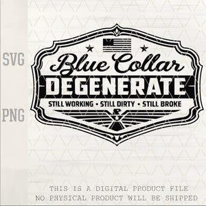 Può includere: Grafica in bianco e nero con la scritta "Blue Collar DEGENERATE", la bandiera americana e stelle. Sotto, le parole "STILL WORKING • STILL DIRTY • STILL BROKE". È un file di prodotto digitale.