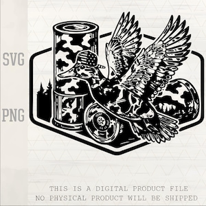 Op de afbeelding: Zwart-wit digitale illustratie van een eend met uitgespreide vleugels, een container met camouflagepatroon en een band. De eend draagt een hoed. De afbeelding is omlijst in een zeshoek en bevat de tekst "SVG" en "PNG".