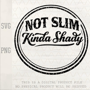 Puede incluir: Diseño gráfico en blanco y negro con el texto "NOT SLIM Kinda Shady" dentro de un marco circular. La imagen también incluye los textos "SVG" y "PNG", y una exención de responsabilidad sobre el archivo del producto digital.