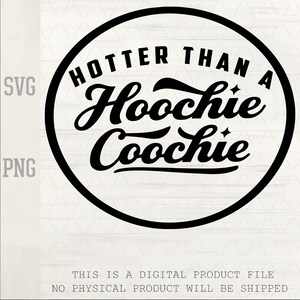 Puede incluir: Diseño digital en blanco y negro con el texto "HOTTER THAN A Hoochie Coochie" dentro de un círculo negro. El diseño también incluye los textos "SVG" y "PNG". La parte inferior de la imagen dice: "THIS IS A DIGITAL PRODUCT FILE NO PHYSICAL PRODUCT WILL BE SHIPPED."