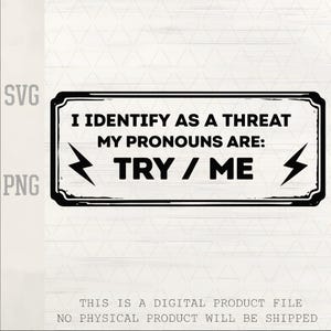 以下が含まれることがあります： I IDENTIFY AS A THREAT MY PRONOUNS ARE: TRY / MEというテキストと、両側に稲妻のアイコンが配置された、長方形の白黒デジタルグラフィック。左側にはSVGとPNGのラベルがあり、下部にはデジタル製品であることを示す免責事項のテキストが含まれています。