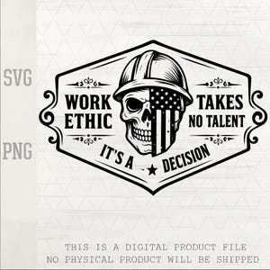 Peut inclure: Un graphisme numérique en noir et blanc représentant un crâne portant un casque de chantier, avec une moitié du crâne arborant le motif du drapeau américain. Le texte indique : WORK ETHIC TAKES NO TALENT IT'S A DECISION. Le tout est encadré.