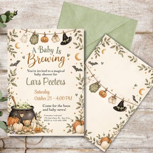 Può includere: Un invito per baby shower color crema con un'illustrazione ad acquerello di un filo per il bucato con vestiti da neonato, una zucca e un cappello da strega. Il testo recita A Baby Is Brewing, Lars Peeters, sabato 21 ottobre, ore 16:00.