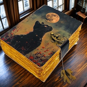 Può includere: Un diario in stile vintage con un'illustrazione di un gatto nero sulla copertina, che guarda una luna piena. Il diario ha una chiusura con cinturino in pelle e bordi dorati. L'arte della copertina presenta fiori rossi e un cielo notturno.