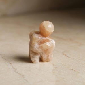 Könnte beinhalten: Eine weiße Keramiktasse mit schwarzem Henkel und dem Text "But First, Coffee" in schwarzer, fetter Schrift. Die Tasse steht auf einer Holzoberfläche. Die Tasse ist 10 cm hoch.