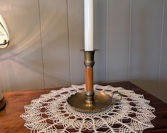 Portacandele vintage in ottone, Archana Handicrafts India, candeliere affusolato con inserti in legno, vassoio raccogligocce in ottone, decorazione cottagecore