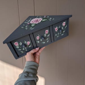 Puede incluir: Un conjunto de tres jarrones de cerámica blanca con un diseño texturizado y acanalado. El jarrón más alto mide aproximadamente 25 cm de alto, el mediano 20 cm y el más pequeño 15 cm.