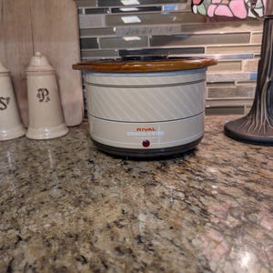 Olla de cocción lenta Vintage Rival Crock-Ette: color marrón crema a rayas, 1 cuarto de galón, probada y en funcionamiento.