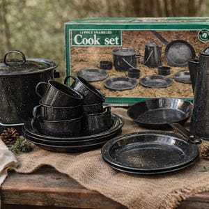Juego de cocina de camping vintage de esmalte negro moteado / 13 piezas: cafetera, platos y tazas.