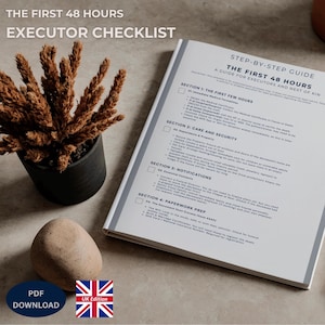 Peut inclure: Un guide étape par étape intitulé "Les 48 premières heures : Liste de contrôle de l'exécuteur testamentaire" avec un logo UK Edition. Le guide est ouvert, avec un crayon posé sur le côté. Une petite plante en pot et une pierre décorative sont également présentes.