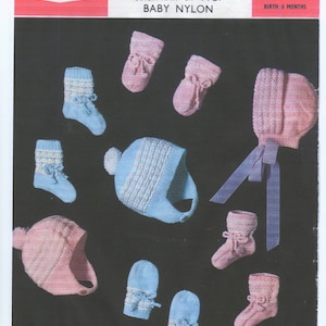 Może przedstawiać: Asortyment dzianin dla niemowląt w kolorze różowym i niebieskim, w tym skarpetki, rękawiczki i czapki. Obraz zawiera tekst "COPLEY cadette BABY NYLON" i "BIRTH 6 MONTHS". Przedmioty są wyświetlane na ciemnym tle.
