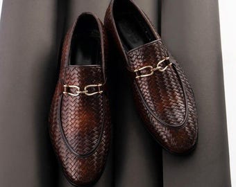 Mocasines de hombre hechos a mano, de piel tejida en dos tonos marrones.