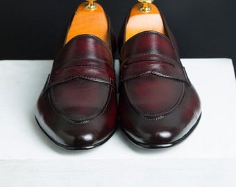 Mocasines de cuero burdeos hechos a mano para hombre / Zapatos de vestir clásicos