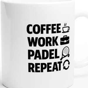 Könnte beinhalten: Ein weißer Keramikbecher mit schwarzem Text und Symbolen. Der Text lautet COFFEE, WORK, PADEL, REPEAT, jeweils ergänzt durch ein passendes Symbol: eine dampfende Kaffeetasse, eine Aktentasche, ein Padel-Schläger mit Ball und ein Kreislauf-Symbol.