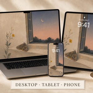 Może przedstawiać: Laptop, tablet i smartfon z cyfrową tapetą przedstawiającą ćmę na parapecie o zmierzchu. Ekran pokazuje godzinę 9:41 i datę wtorek, 7 maja. Etykieta pod urządzeniami zawiera napis DESKTOP · TABLET · PHONE.