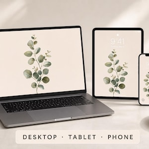 Può includere: Un laptop, un tablet e un telefono mostrano un ramo di eucalipto ad acquerello su sfondo beige. I dispositivi sono disposti su una superficie bianca con una piccola pianta in un vaso e un piatto. Il testo "DESKTOP • TABLET • PHONE" è in basso.