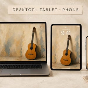 Può includere: Un portatile argento, un tablet e uno smartphone disposti fianco a fianco, ognuno dei quali mostra uno sfondo digitale di una chitarra acustica appoggiata a una parete testurizzata beige e blu. Il testo "DESKTOP · TABLET · PHONE" è centrato sopra i dispositivi.