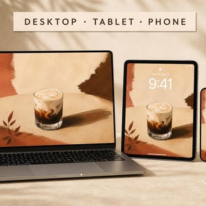 Könnte beinhalten: Ein Laptop, ein Tablet und ein Smartphone mit einem digitalen Hintergrundbild eines Glases Eiskaffee auf beigem Grund. Der Text DESKTOP · TABLET · PHONE ist über den Geräten zentriert. Die Bildschirme zeigen ein abstraktes Design in Braun und Creme.