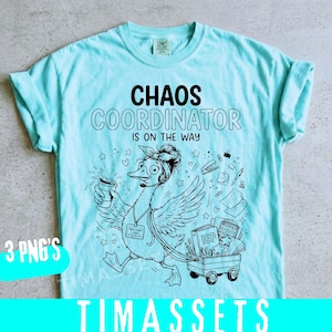 Może przedstawiać: Jasnoturkusowy t-shirt z czarną grafiką liniową przedstawiającą gęś w opasce na głowie i zestawie słuchawkowym, trzymającą kubek kawy. Napis "CHAOS COORDINATOR IS ON THE WAY" znajduje się nad gęsią, która ciągnie wózek wypełniony przyborami biurowymi.