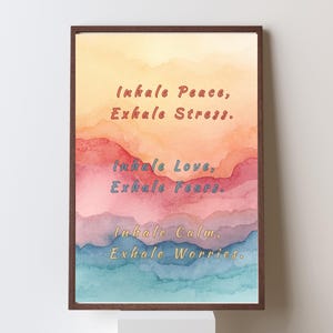 Könnte beinhalten: Ein gerahmter Aquarelldruck mit einem braunen Rahmen. Das Kunstwerk zeigt einen Farbverlauf aus Gelb, Orange, Rot, Blau und Grün. Der Text in Gold und Blau lautet: "Inhale Peace, Exhale Stress. Inhale Love, Exhale Fears. Inhale Calm, Exhale Worries."